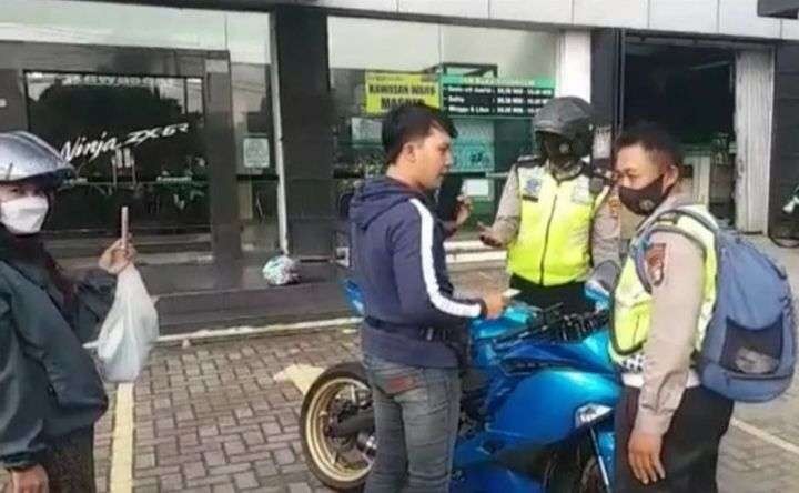 Tangkapan layar viral video bertuliskan 'baru beli motor ditilang'. (Foto: Tangkapan layar Instagram @undercover.id)