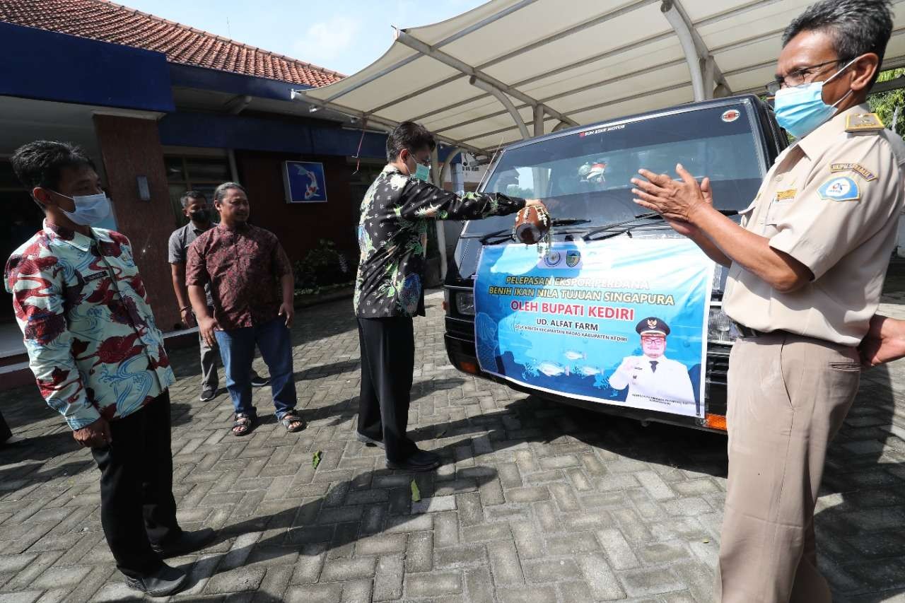 Pemerintah Kabupaten Kediri melakukan pelepasan perdana ekspor 60 ribu bibit ikan Nila ke Singapura, Jumat, 24 Juni 2022. (Foto: Istimewa)