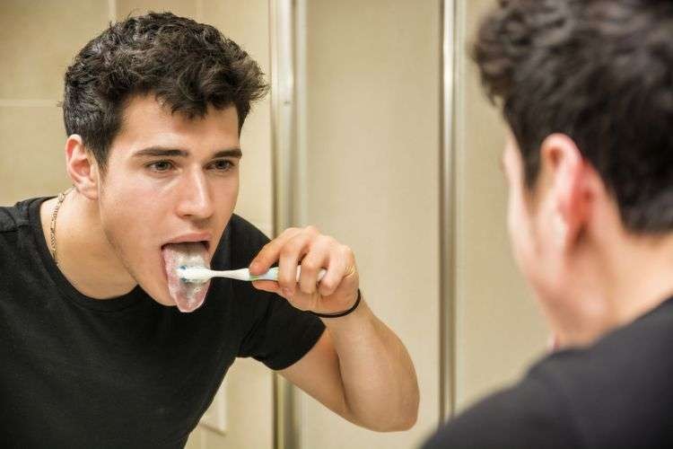 Ilustrasi membersihkan lidah agar terhindar dari penyakit berbahaya. (Foto: IIstimewa)
