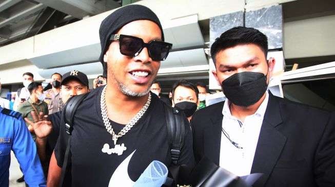 Pesepakbola legendaris asal Brazil, Ronaldinho tiba di Indonesia. (Foto: Instagram @rans.nusantara)