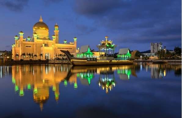 Masjid indah di Brunei Darussalam. Selalu meneduhkan. (Foto: travellers)