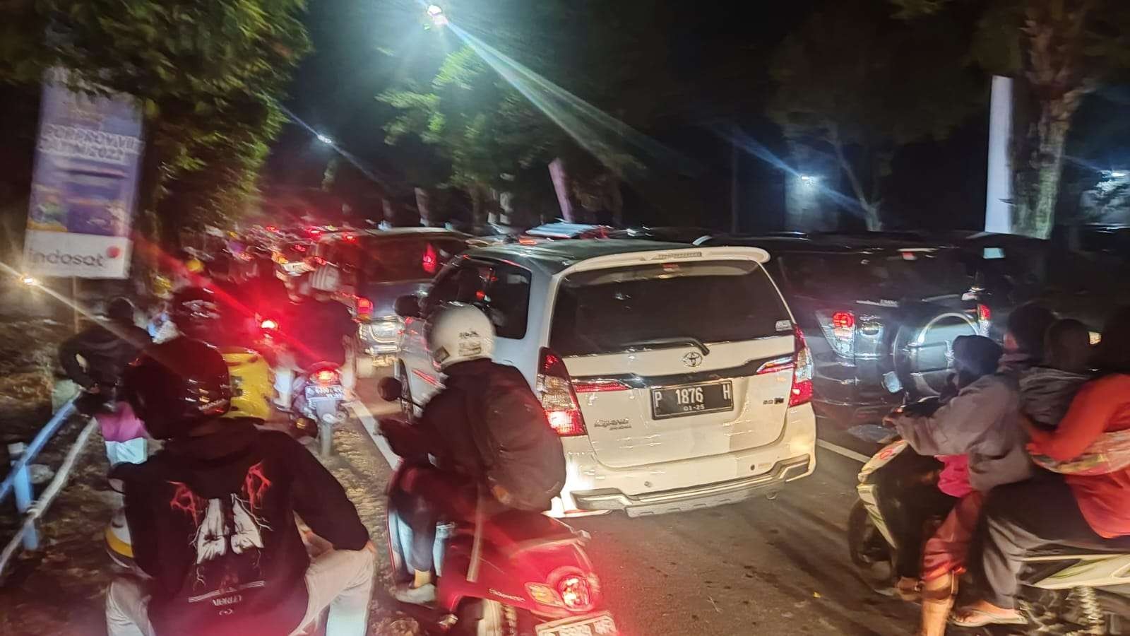 Kemacetan parah terjadi di sekitar jalan menuju Stadion Jember Sport Garden, Jember, beberapa jam sebelum pembukaan Porprov Jatim VII dimulai. (Foto: Fariz Yarbo/Ngopibareng.id)