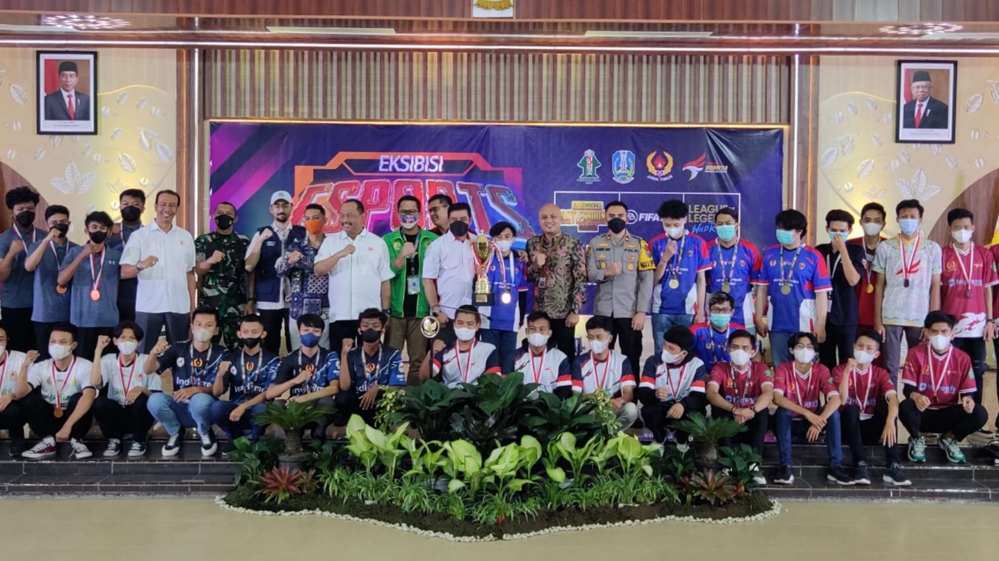 Para peraih medali di cabang olahraga eksebisi esports pada Porprov VII Jatim 2022 di Kantor Pemkab Jember, Sabtu 25 Juni 2022. (Foto: Fariz Yarbo/Ngopibareng.id)