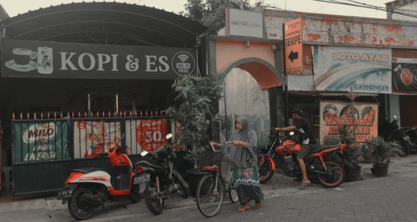 Papan penunjuk Kampung Tempe Tenggilis Kauman Surabaya. Pengrajin tempe di kampung tempe ini semakin menyusut. (Foto: Sidhiq M AsySyifa-Bagas Wahyu A untuk Ngopibareng.id)