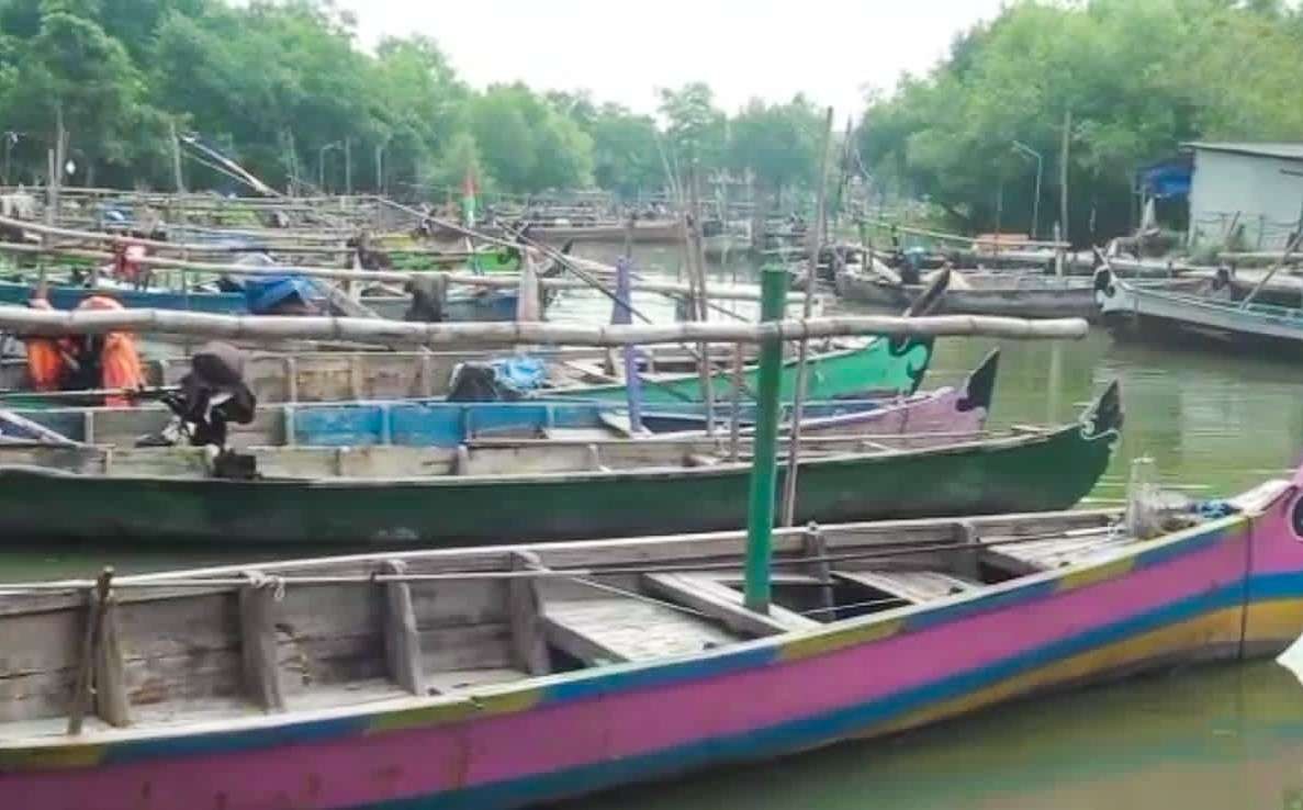 Perahu para nelayan di pesisir Sidoarjo tak bisa melaut (foto : Aini/Ngopibareng.id)