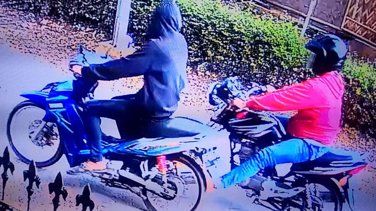 Dua pelaku curanmor terekam CCTV saat mencuri motor di rumah korban (Foto:Istimewa)