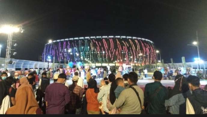 Warga Jakarta sejak sore bergegas memadati Jakarta Internasional Stadiu hum  untuk menyaksikan malam puncak hajatan DKI Jakarta ke 495 ( foto: istimewa)