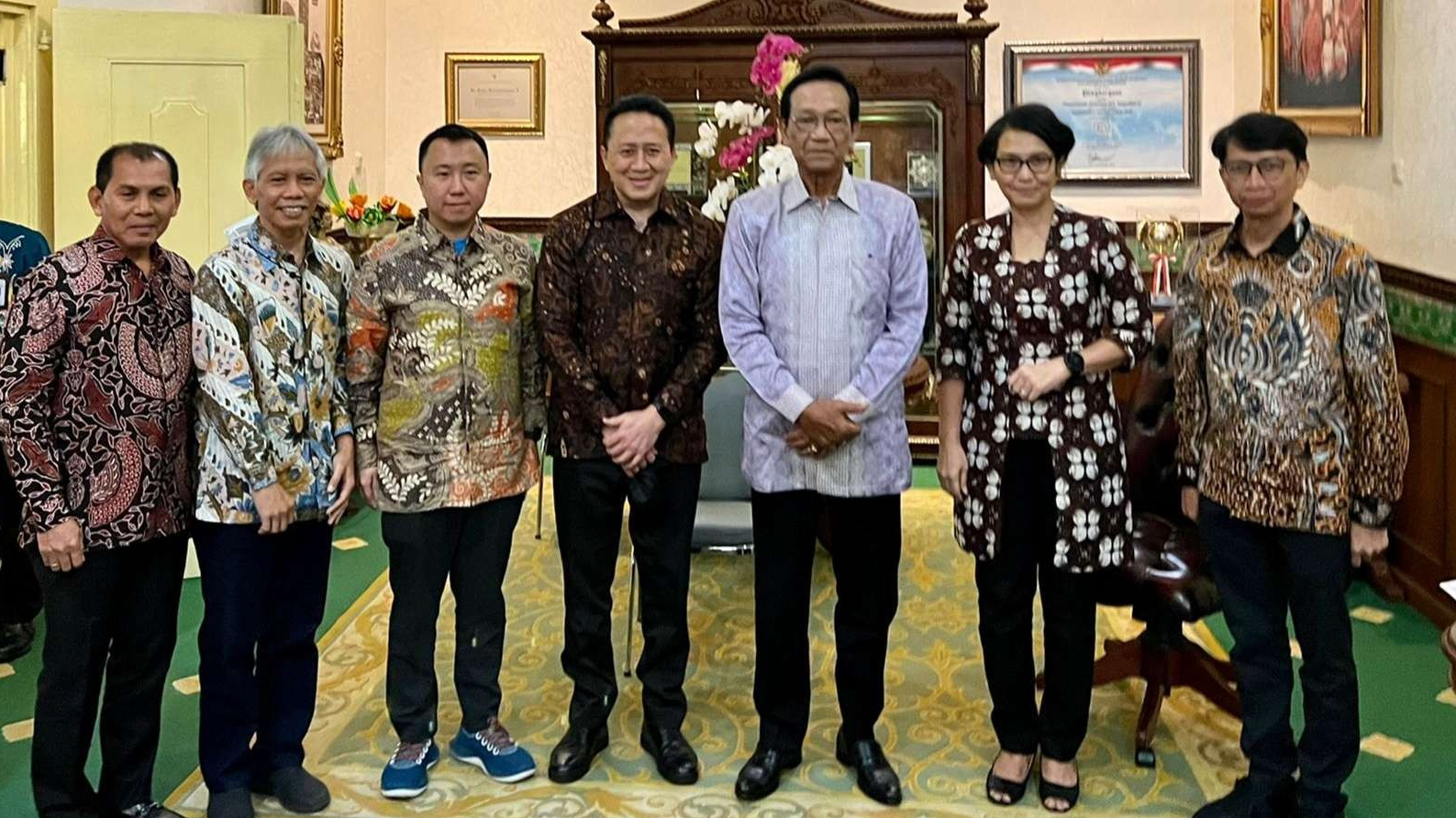 Sesjen Kemendikbudristek Suharti bersama panitia bertemu Gubernur DI Yogyakarta Sri Sultan Hamengkubuwono X (Foto: Istimewa)