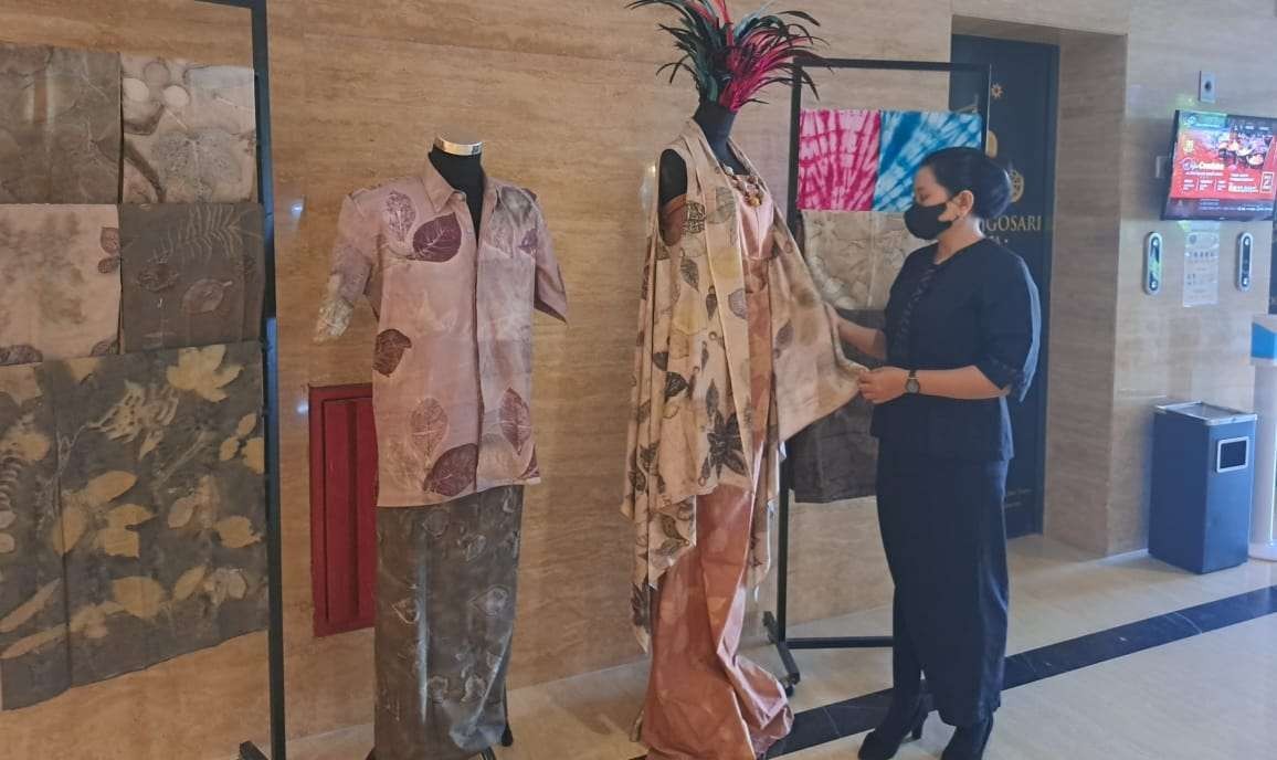 Kain batik produk UMKM yang terpajang di Hotel Royal Singosari Cendana Surabaya menandai kebangkitan dari pandemi Covid-19. (Foto: Pita Sari/Ngopibareng.id)