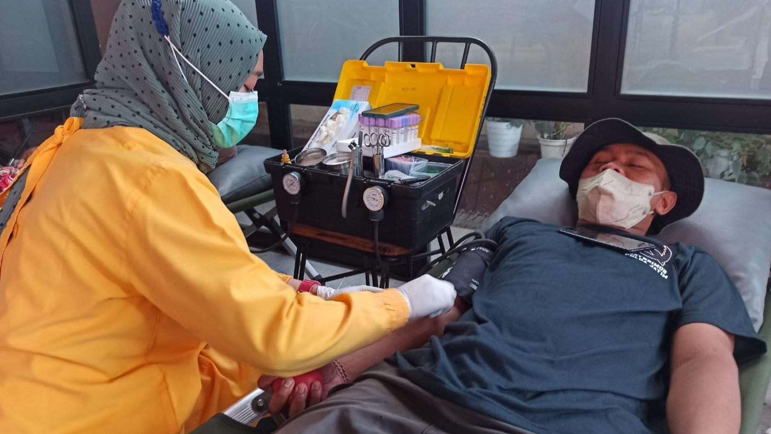 Petugas PMI melakukan transfusi darah pada salah seorang pendonor (Foto: Muh Hujaini/Ngopibareng.id)