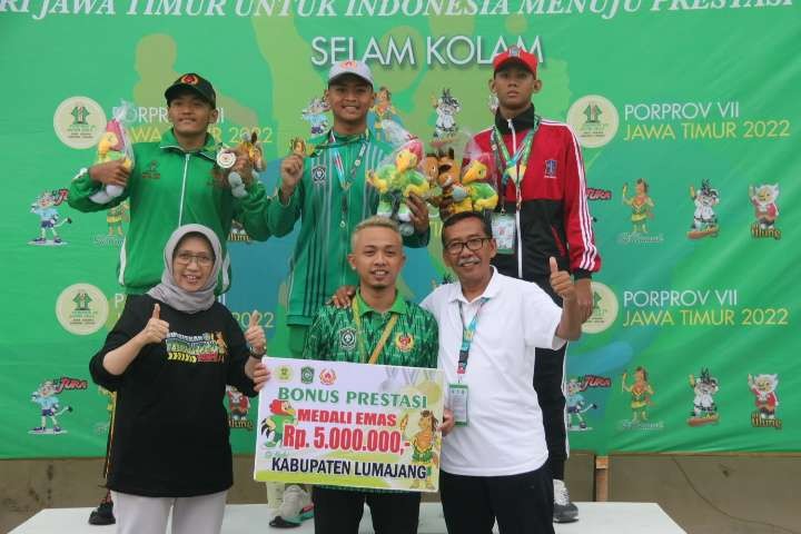 Kabupaten Pasuruan meraih empat medali emas di hari pertama cabor selam dilombakan, Minggu 26 Juni 2022 di Kolam Renang Veteran, Lumajang. (Foto: Istimewa)