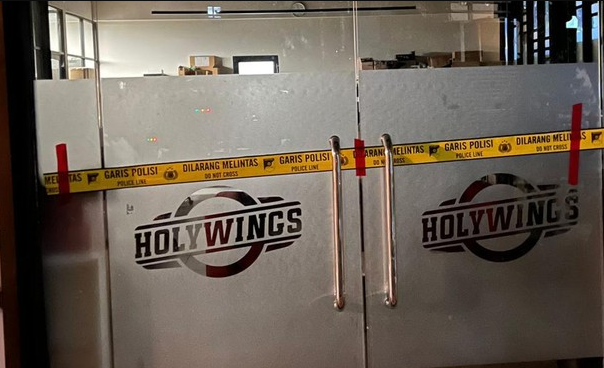Kantor Holywings BSD diberi garis polisi buntut promo alkohol. Manajemen Holywings minta maaf dan bicara nasib 3.000 karyawannya. (Foto: Istimewa)