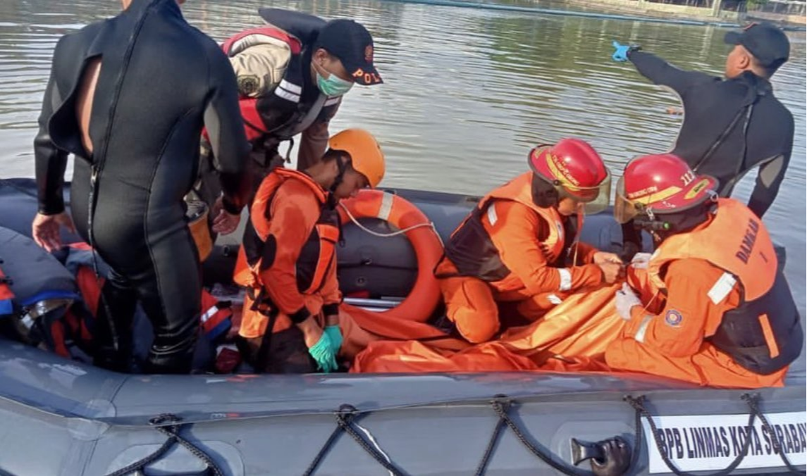 Proses evakuasi jenazah perempuan melompat ke Sungai Wonokromo, Surabaya. (Foto: BPBD Surabaya)