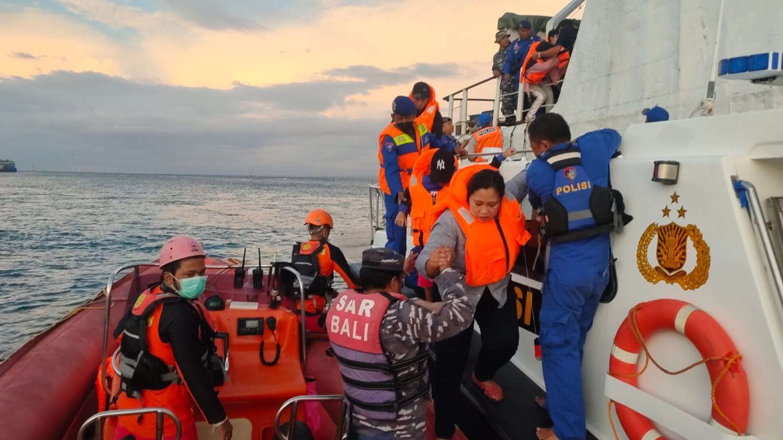 Petugas SAR Gabungan melakukan evakuasi penumpang KMP Nusa Dua yang kandas (Foto: Istimewa)