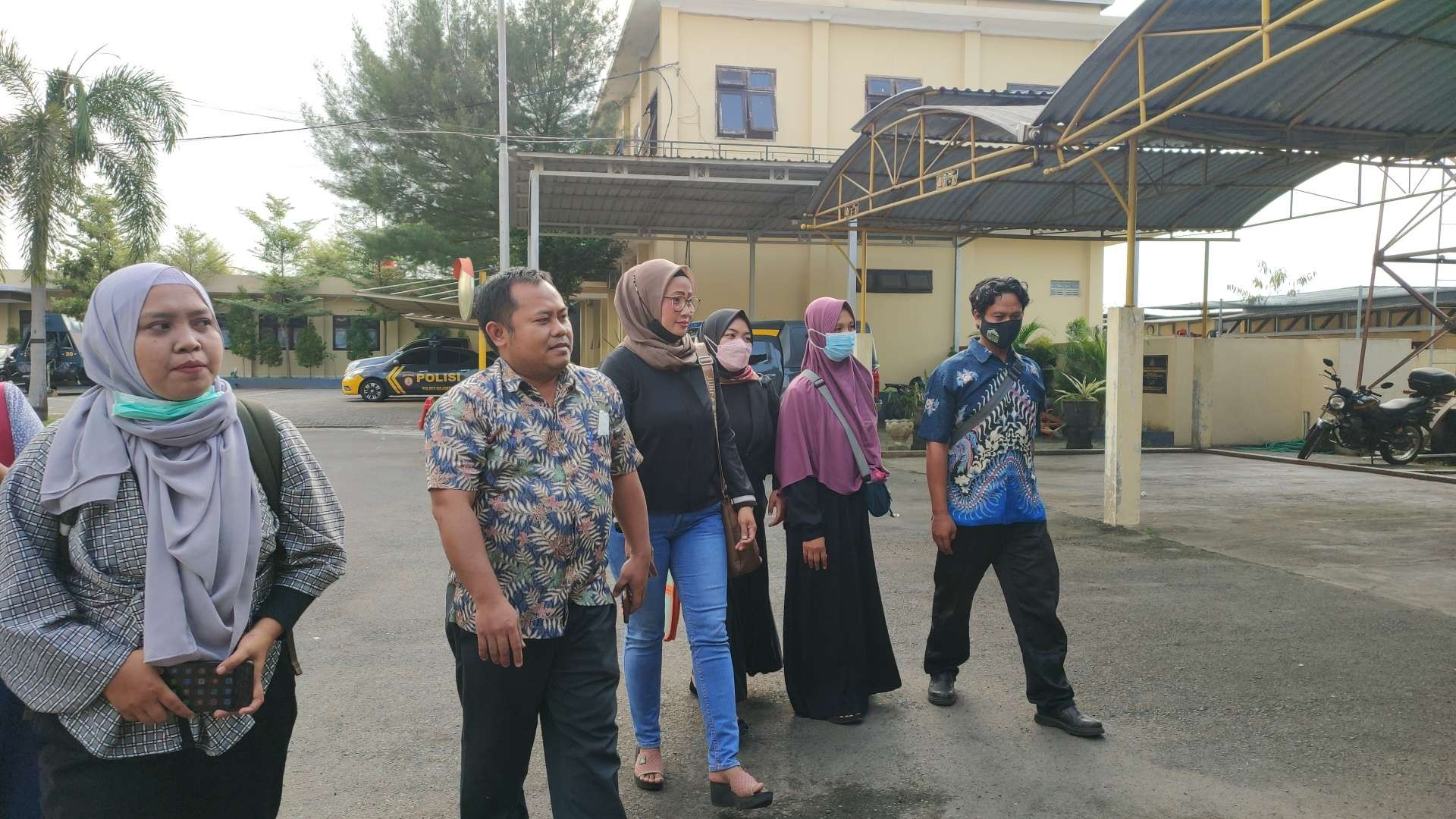Orangtua korban dan tim advokasi korban ustadz cabul mendatangi Polres Mojokerto, Jawa Timur. (Foto: Deni Lukmantara/Ngopibareng.id)