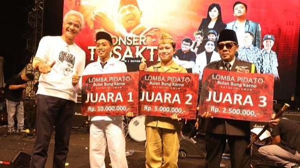 Para pemenang lomba Pidato Bung Karno mendapatkan hadiah simbolis yang dirahkan langsung oleh Gubernur Jawa Tengah, Ganjar Pranowo. (Foto: Istimewa)