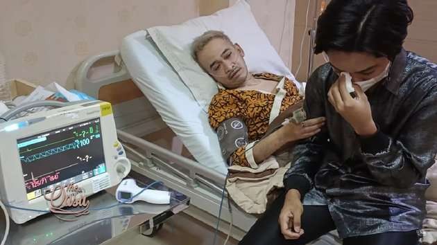 Ruben Onsu saat menjalani perawatan medis di Rumah Sakit Umum (RSU) Bunda, Jakarta, ditemani putranya, Betrand Peto. (Foto: YouTube The Onsu Family)