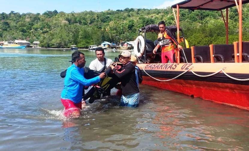 Tim SAR Gabungan mengevakuasi jenazah nelayan Bali yang tenggelam setelah sampannya terbalik dihantam ombak. (Foto: Istimewa)