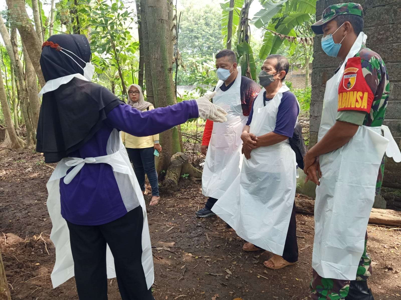 Petugas DKPP Kabupaten Kediri melakukan sosialisasi pada warga terkait pencegahan virus PMK. (Foto: Istimewa)