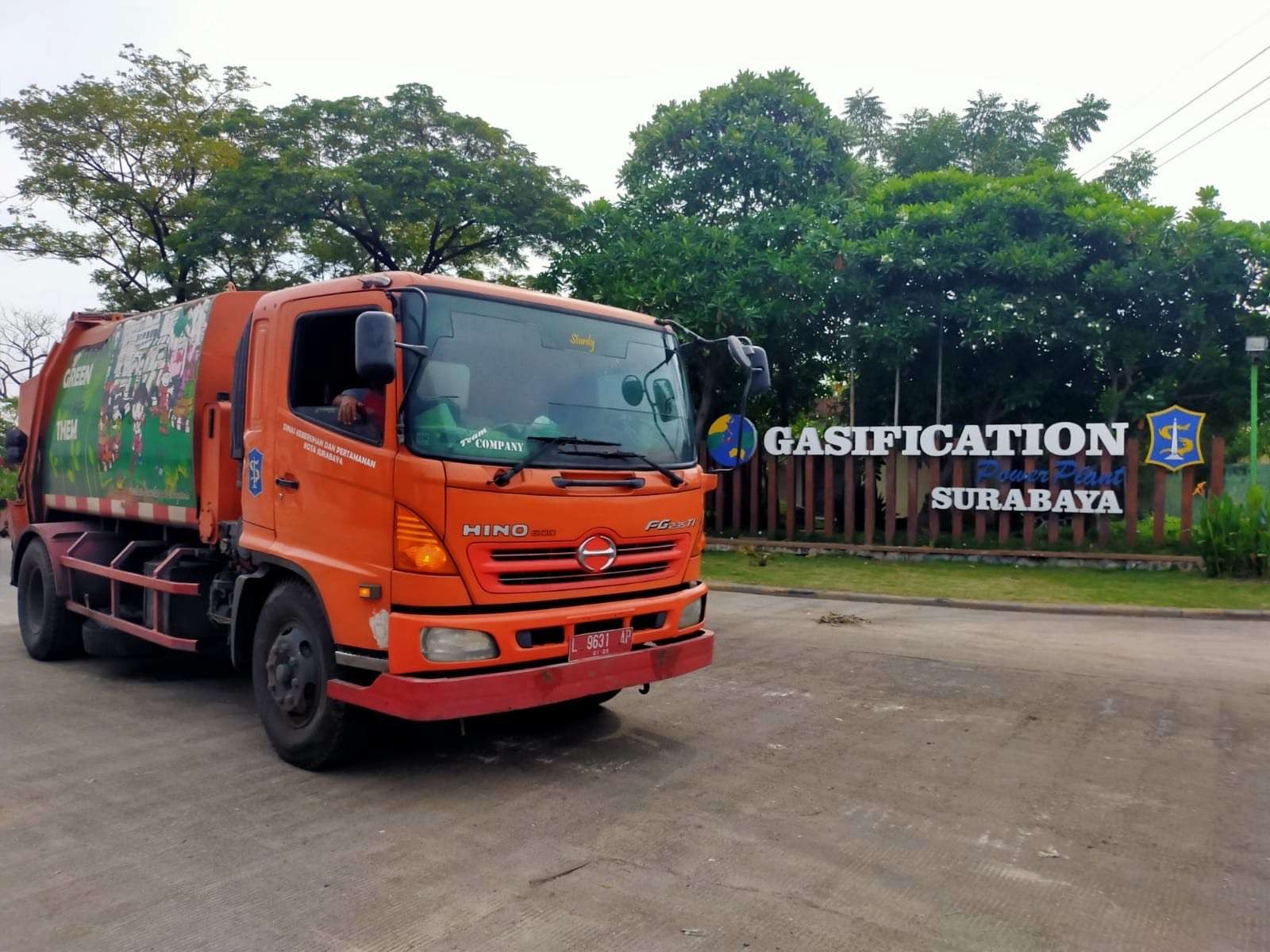 Truk compactor milik DLH Kota Surabaya untuk atasi bau sampah saat pengangkutan. (Foto: Istimewa)