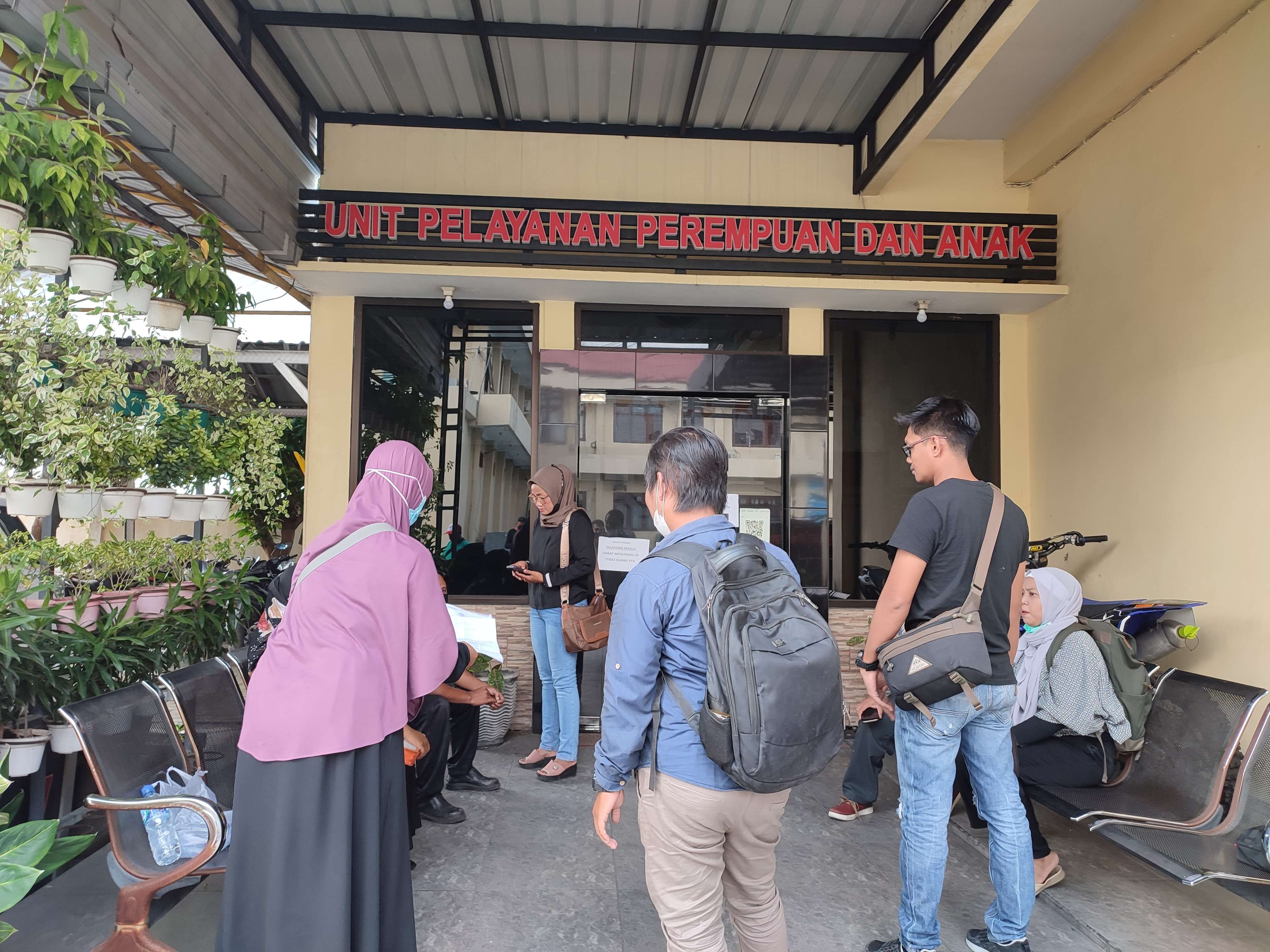 Tim advokasi korban dugaan pencabulan Ustaz RD di Kecamatan Sooko, Mojokerto di Unit PPA Polres Mojokerto.(Foto: Deni Lukmantara/Ngopibareng.id)
