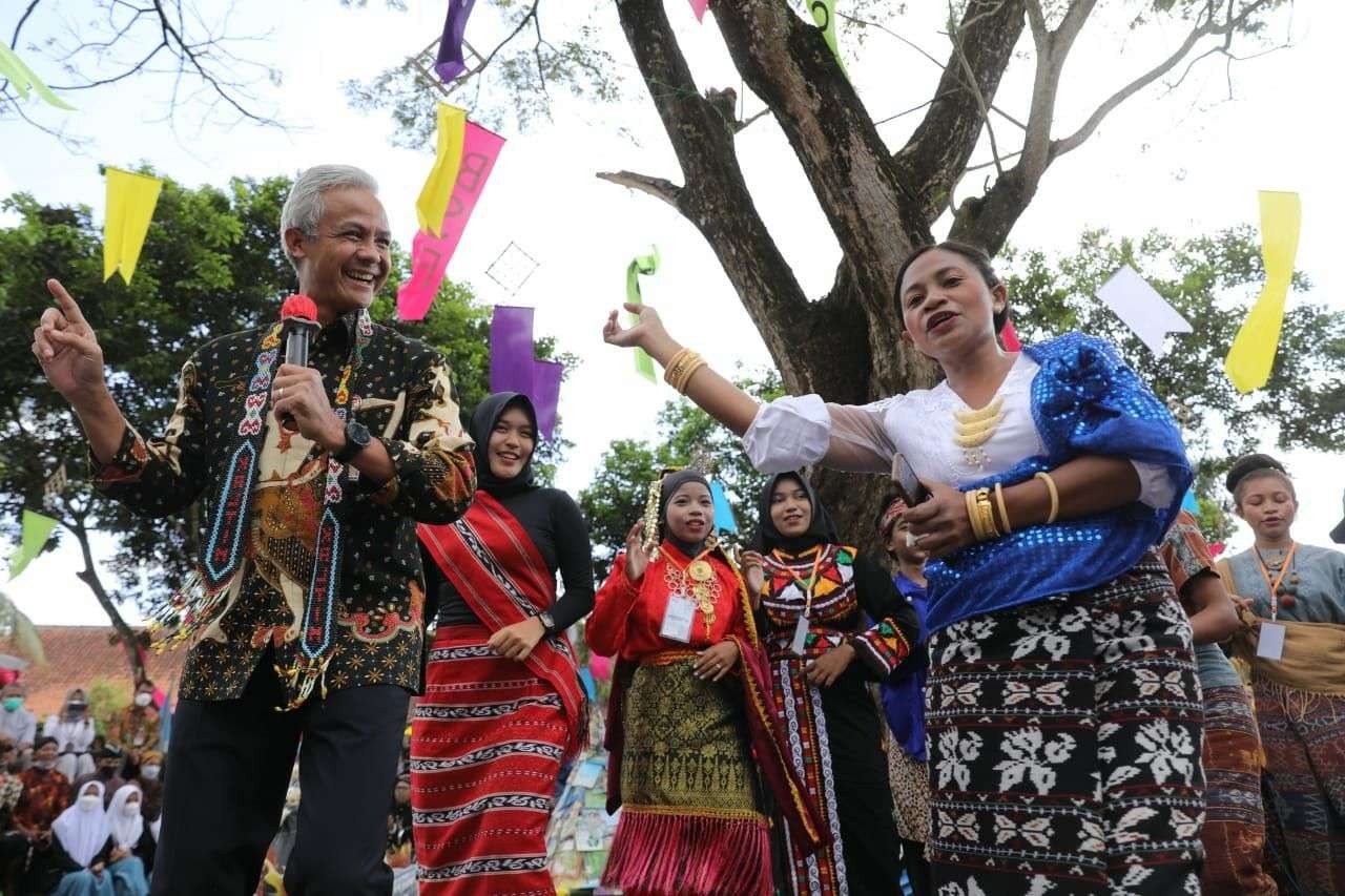 Gubernur Jawa Tengah Ganjar Pranowo mendadak menjadi sutradara pertunjukan tari Maumere atau Gemu Fa Mire, di SD Kanisius, Magelang. (Foto: ist)