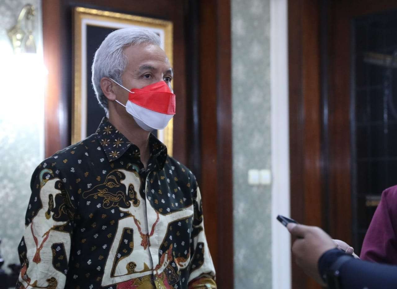 Gubernur Ganjar saat mengikuti rapat koordinasi secara daring bersama Menko Marves Luhut Binsar Pandjaitan terkait penanganan PMK, Senin, 27 Juni 2022. (Foto: Istimewa)