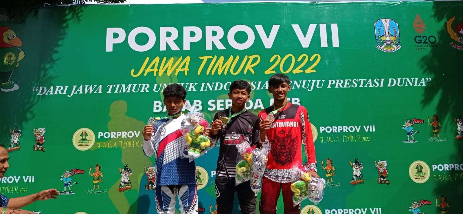 Pembalap asal Blitar Ahmad Nasywa (tengah) saat naik podium usai menjuarai nomor downhill putra di Lintasan Puncak Rembangan, Jember 28 Juni 2022. (Foto: Istimewa)