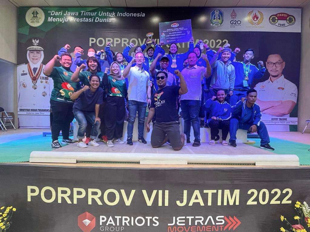 Ketua PABSI Jatim, Jeffry Tagore (tengah) bersama atlet dan official Kota Kediri. (Foto: Istimewa)