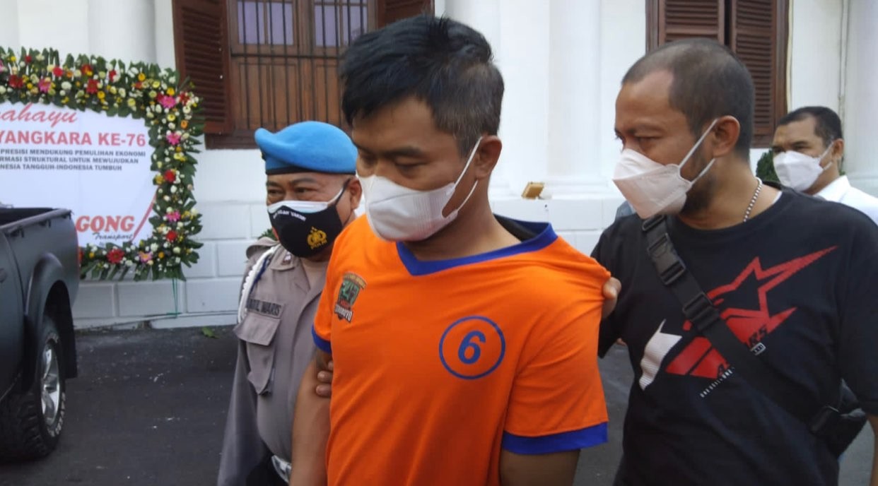 Pelaku pembunuhan di salah satu hotel Jalan Pasar Kembang (Foto: Andhi Dwi/Ngopibareng.id)