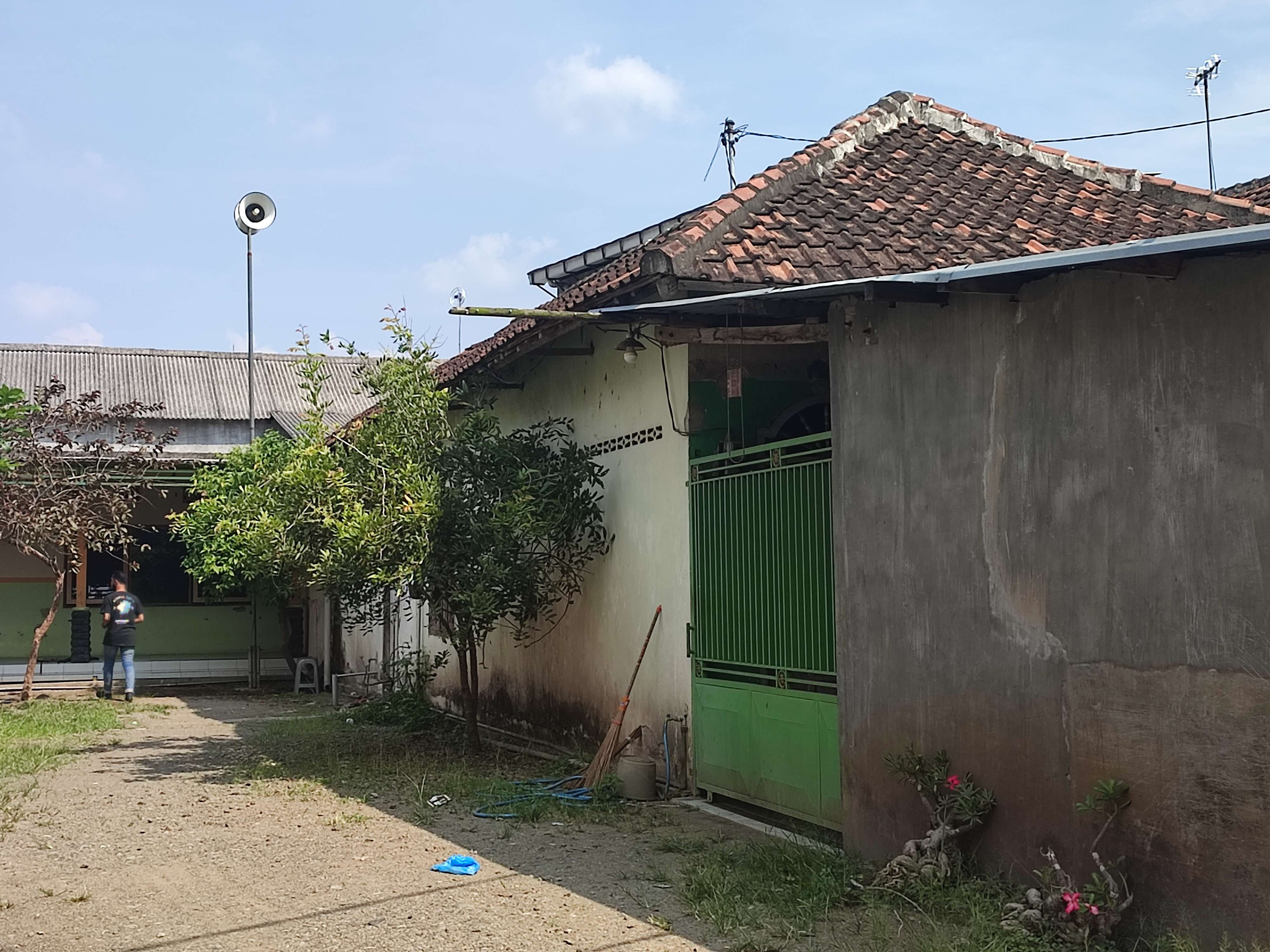 TPQ tempat Ustaz RD, terduga pelaku pencabulan murid laki-lakinya mengajar. Rumah itu kini tampak kosong. (Foto: Deni Lukmantara/Ngopibareng.id)