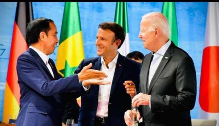Presiden Jokowi  bertemu Presiden Prancis, Emmanuel Macron, singgung situasi di Ukraini akibat perang dengan Rusia. (Foto: Setpres)