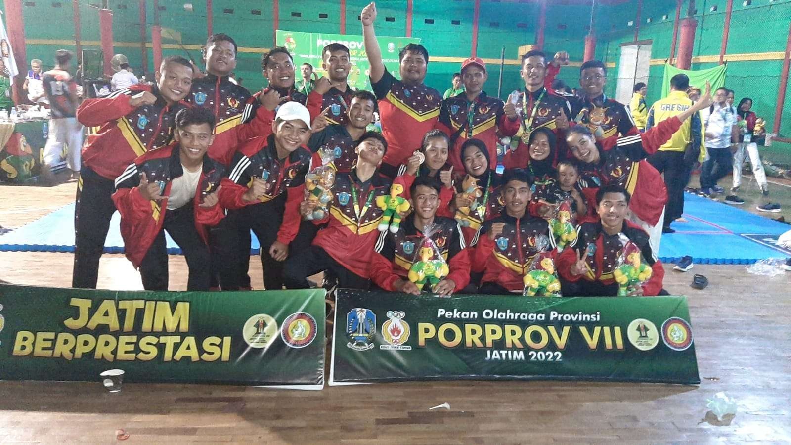 Jujitsu Ponorogo pada Porprov Jawa Timur VII 2022 berfoto bersama usai upacara penghormatan pemenang di Amanda Sport Center, Rabu 29 Juni 2022. (Foto: Istimewa)
