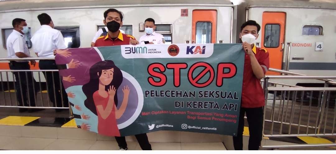 Cegah tindak kekerasan seksual di Stasiun Kediri, Daops 7 Madiun gencar kampanye ke penumpang kereta api. (Foto: Fendhy Plesmana/Ngopibareng.id)