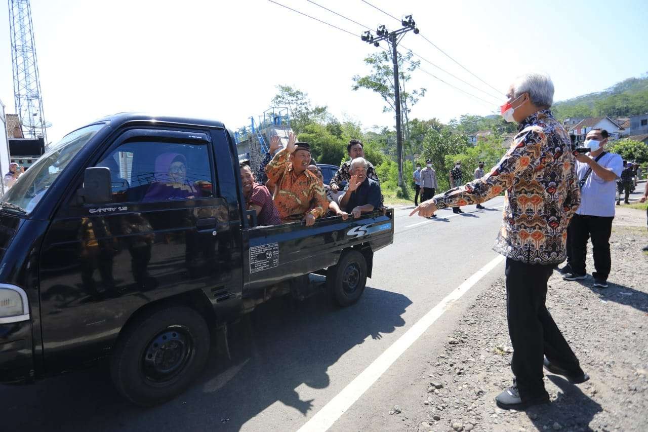 Warga di Temanggung menyapa Gubernur Jawa Tengah Ganjar Pranowo. (Foto: Istimewa)