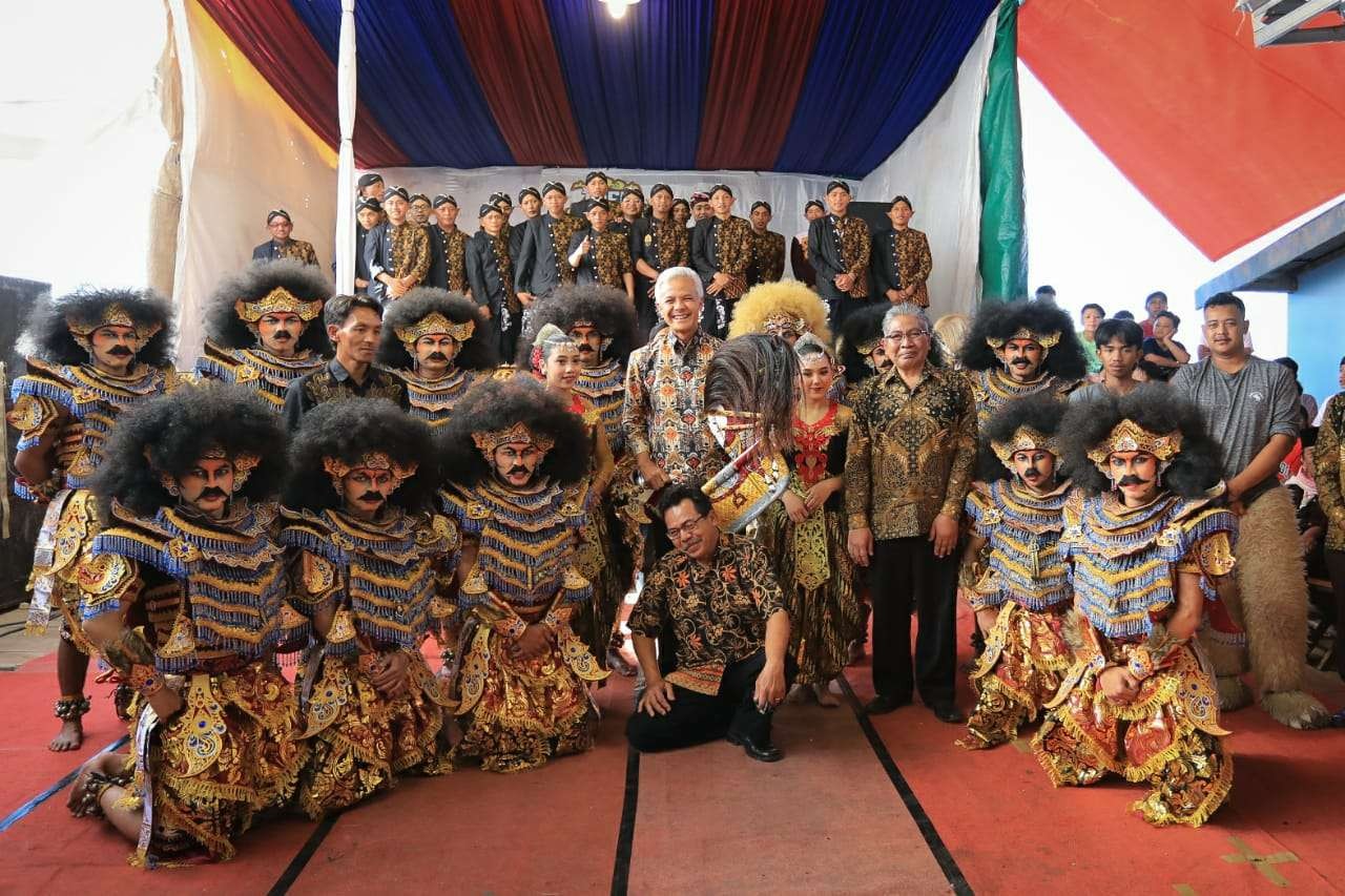 Gubernur Jawa Tengah, Ganjar Pranowo, bersama para pelaku kesenian di Desa Pagergunung, Temanggung. (Foto: dok. Humas Pemprov Jateng)