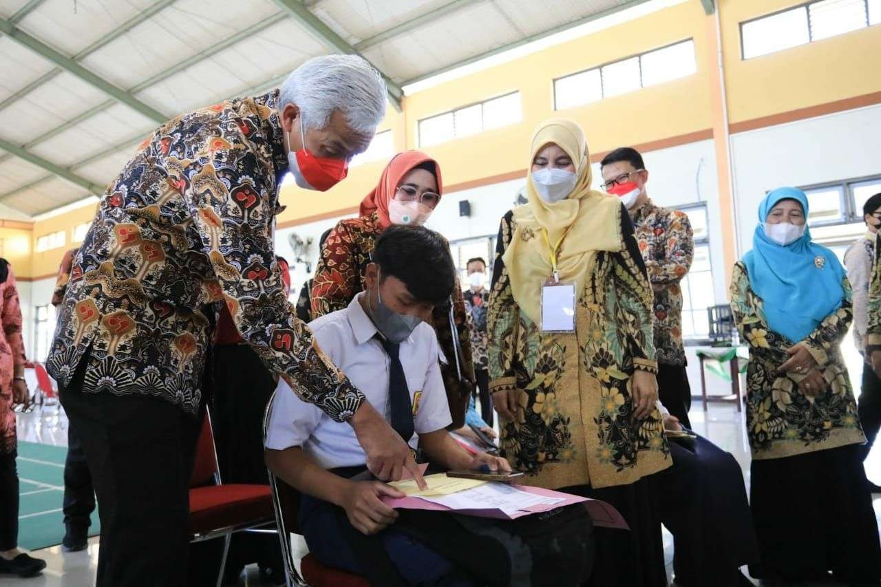 Gubernur Jawa Tengah Ganjar Pranowo mengecek pelaksanaan PPDB di Kabupaten Temanggung. Sejauh ini pelaksanaan PPDB berjalan lancar. (Foto: ist)