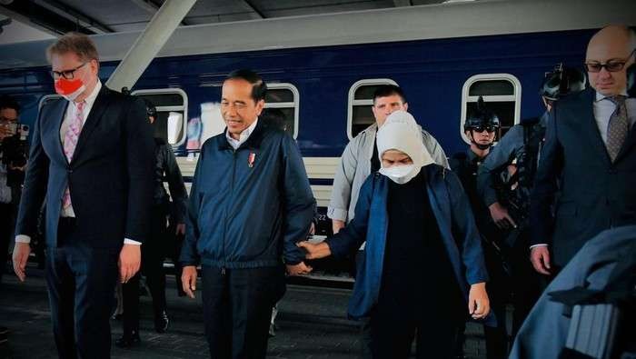 Presiden Jokowi bersama Ibu Negara Iriana dan rombongan terbatas telah tiba di Ukraina dengan selamat menggunakan kereta luar biasa yang disediakan oleh pemerintah Ukraina. (Foto: Biro Pers Kepresidenan)
