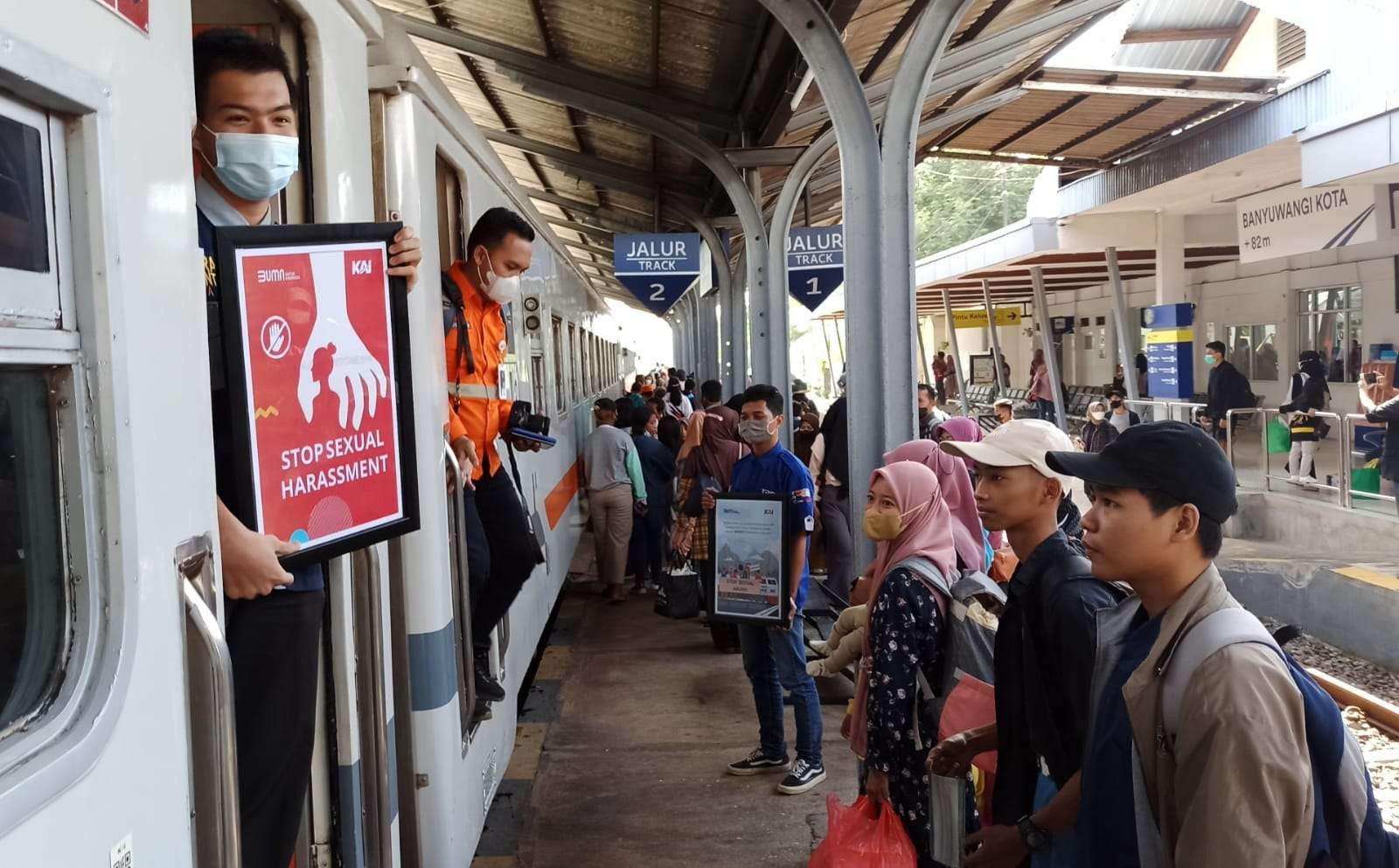 Kampanye pencegahan pelecehan dan kekerasan seksual dalam kereta api yang digelar di Stasiun Banyuwangi Kota, Jawa Timur. (Foto: Muh Hujaini/Ngopibareng.id)