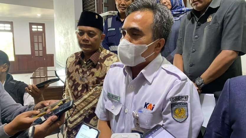 Manager Humas PT KAI Daop 8 Surabaya, Luqman Arif saat ebrada di Gedung DPRD Kota Malang (Foto: Lalu Theo/ngopibareng.id)