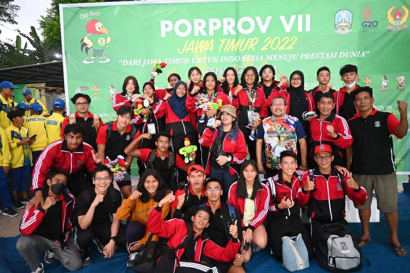 Kota Surabaya berhasil menjadi juara umum di cabor renang Porprov Jatim VII 2022. (Foto: Istimewa)