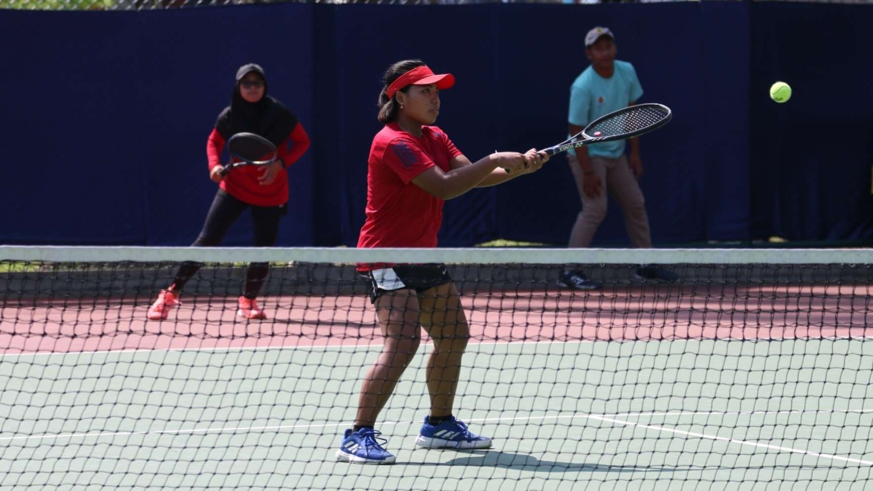 Ganda putri Jember menjadi penentu kemenangan di babak final Porprov VII Jatim 2022 atas Kota Surabaya di Lapangan Tenis PKSPO, Jember, Rabu 29 Juni 2022. (Foto: Fariz Yarbo/Ngopibareng.id)
