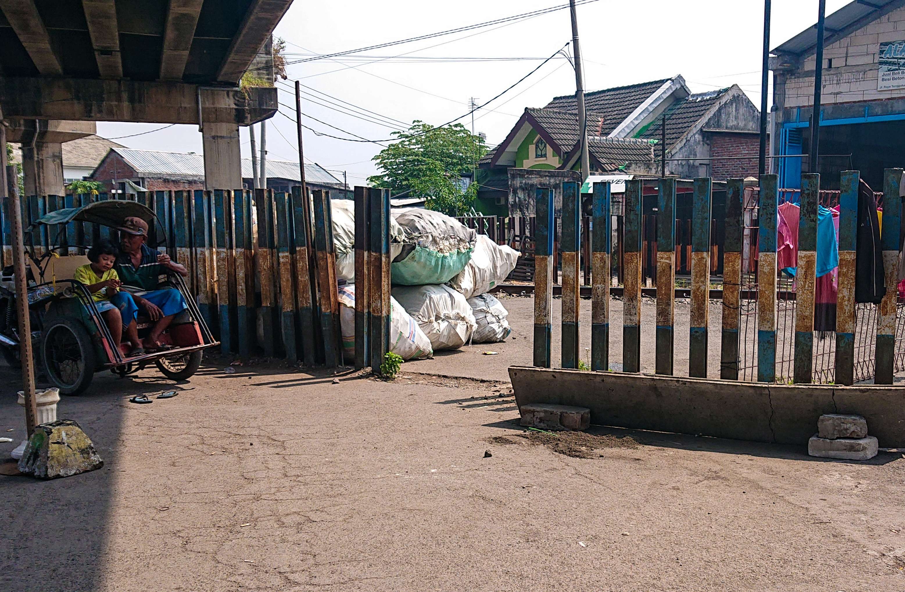 Lokasi kejadian penembakan juragan rongsokan bernama Sabar di Sidoarjo. (Foto: Aini Arifin/Ngopibareng.id)