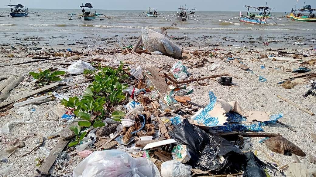 Potret sampah berserakan di pantai Karangsari Tuban (Khoirul Huda/Ngopibareng.id)