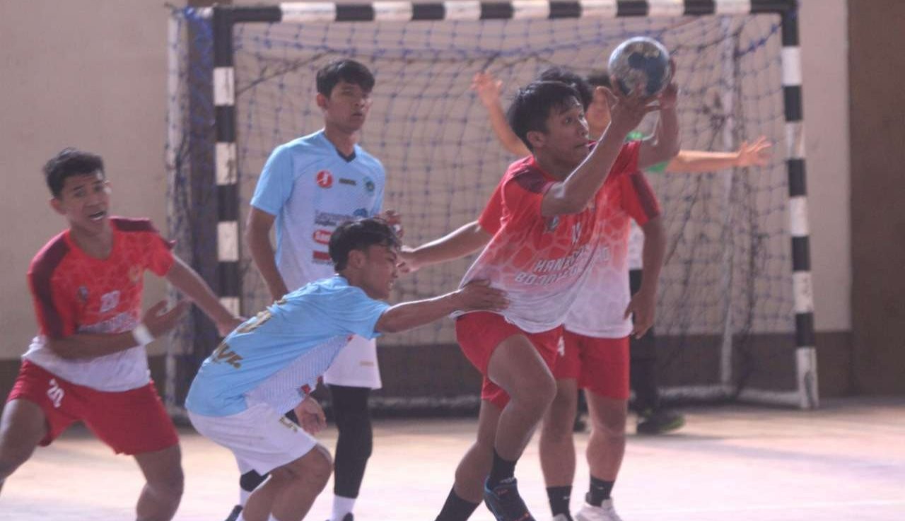 Tim bola tangan Surabaya saat duel lawan Kabupaten Gresik di Semifinal, Kamis 30 Juni 2022 di GOR SMPN 7 Jember. (Foto: Istimewa)