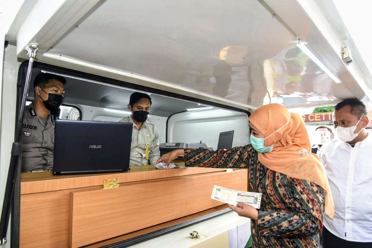 Ilustrasi Gubernur Jatim Khofifah Indar Parawansa mencoba pembayaran pajak melalui samsat keliling. (Foto: Istimewa)