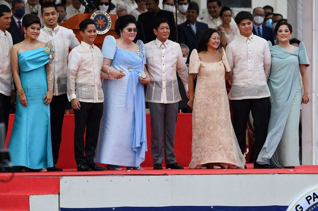 Ferdinand Romualdez Marcos Jr alias Bongbong (tengah) dilantik sebagai Presiden Filipina ke-17, pada Kamis 30 Juni 2022. (Foto: Twitter)