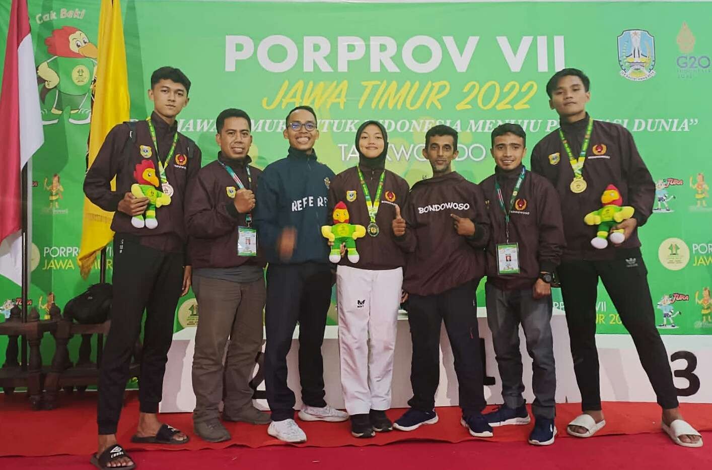 Tiga atlet taekwondo penyumbang medali emas, perak, dan perunggu untuk Bondowoso di Porprov Jatim VII 2022. (Foto: Guido Saphan/Ngopibareng.id)