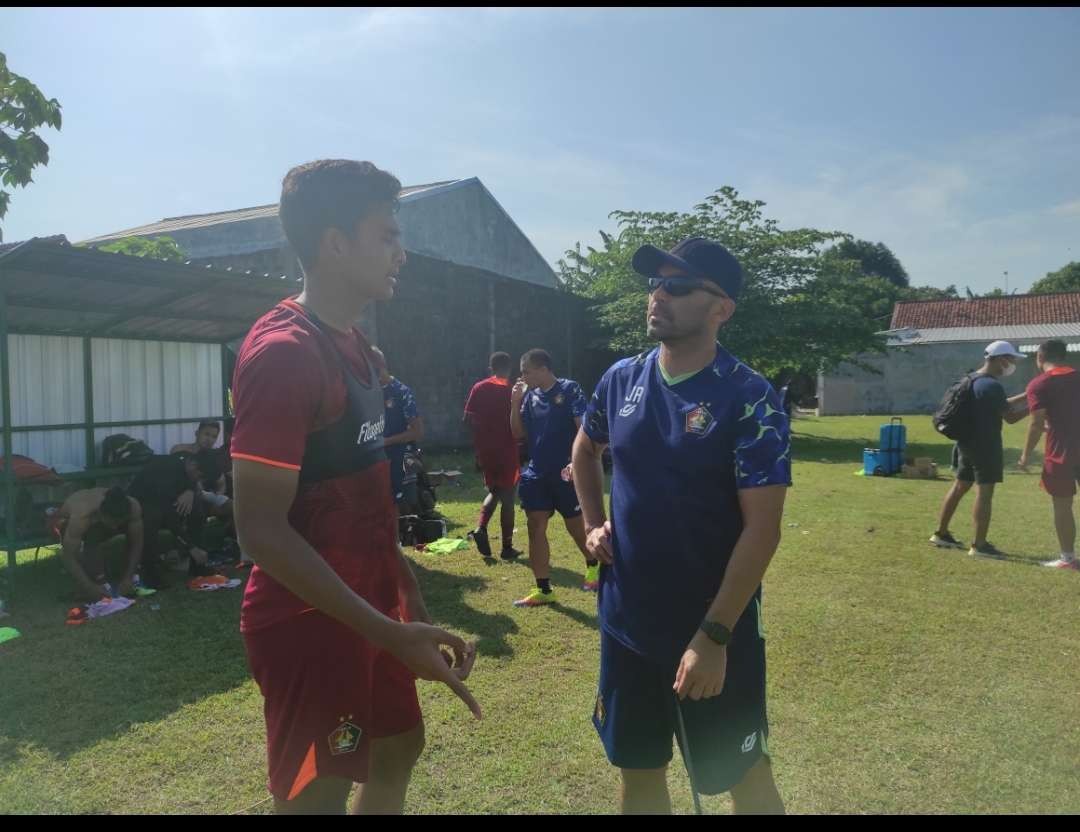 Pelatih Persik Kediri Javier Roca berbincang dengan pemain depan M Ridwan usia latihan. (Foto: Fendhy Plesmana/Ngopibareng.id)