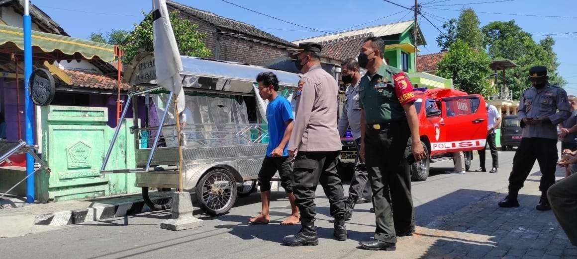 Petugas saat mendatangi lokasi kejadian kasus KDRT (Foto: Fendy Plesmana/Ngopibareng.id)